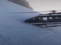 山岳救難ヘリコプターが見事な着陸テクニックを見せる　フランス